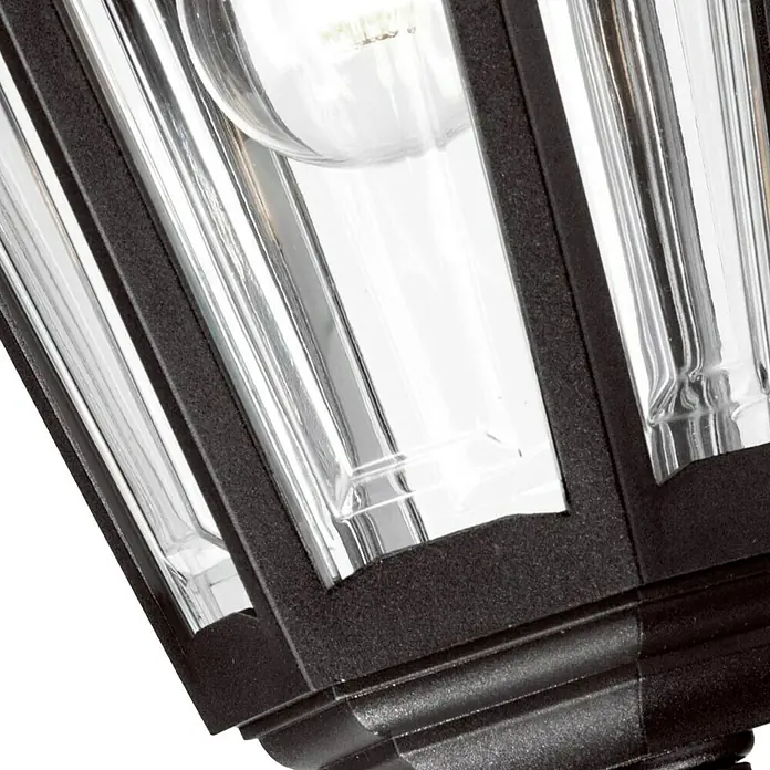 Elstead Pendelleuchte Kinsale - 60 W, Farbe Gehäuse: Schwarz, 23 x 23 x 63,5 cm, Ohne Leuchtmittel - Nahaufnahme einer schwarzen Laterne mit klarem Glas, die ein sanftes Licht ausstrahlt. Elegantes Design für Außenbereiche.