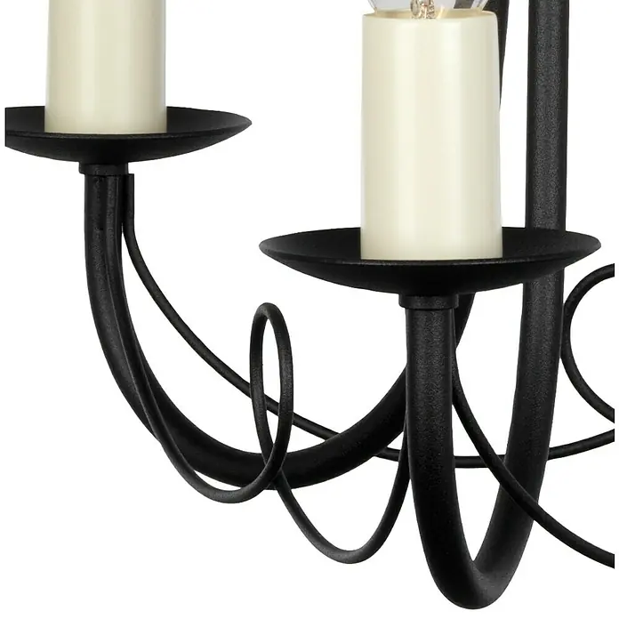 Elstead Pendelleuchte Minster - 60 W, L x B x H: 37 x 37 x 34,5 cm, Schwarz, E14 - Detailaufnahme eines schwarzen Kerzenleuchters mit cremefarbenen Kerzen, der ein rustikales und elegantes Design aufweist.