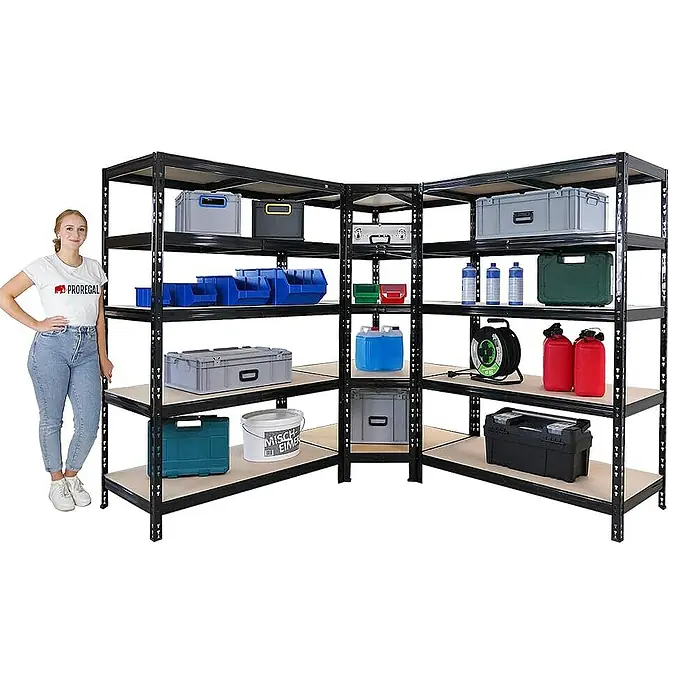 Proregal Eckregal Mega Deal + 2x Schwerlastregal Tiger - Traglast pro Boden: 175 kg, Anzahl Böden: 5 Stk., Stecken, Schwarz - Schwerlastregal Eckregal Lagerregal Werkstattregal mit einer jungen Frau für Größenvergleich. Ideal für Lager, Keller oder Werkstatt.