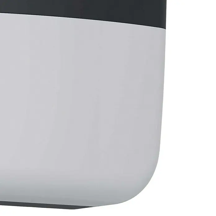 Elstead LED-Außenwandleuchte Lars - 5,4 W, 5 x 24 x 24 cm, Black, IP65 - Nahaufnahme eines weißen Bechers mit schwarzem Rand, ideal für heiße oder kalte Getränke.