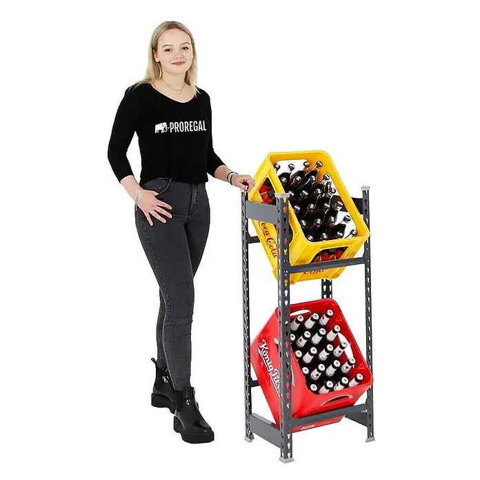 Proregal Getränkekistenregal CAMEL - Traglast pro Boden: 100 kg, Anzahl Böden: 2 Stk., Stecken, Schwarz - Produktfoto eines Getränkeregal mit zwei Getränkekisten, einer gelben Coca-Cola-Kiste und einer roten König Pilsener-Kiste.