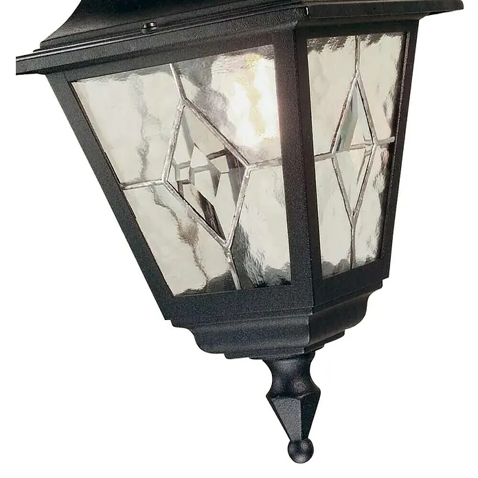 Elstead Pendelleuchte Norfolk - 60 W, Farbe Gehäuse: Schwarz, 18,4 x 18,4 x 51,5 cm, Ohne Leuchtmittel - Eine Nahaufnahme einer schwarzen Außenleuchte mit strukturiertem Glas, die ein warmes Licht ausstrahlt und ein elegantes Ambiente erzeugt.