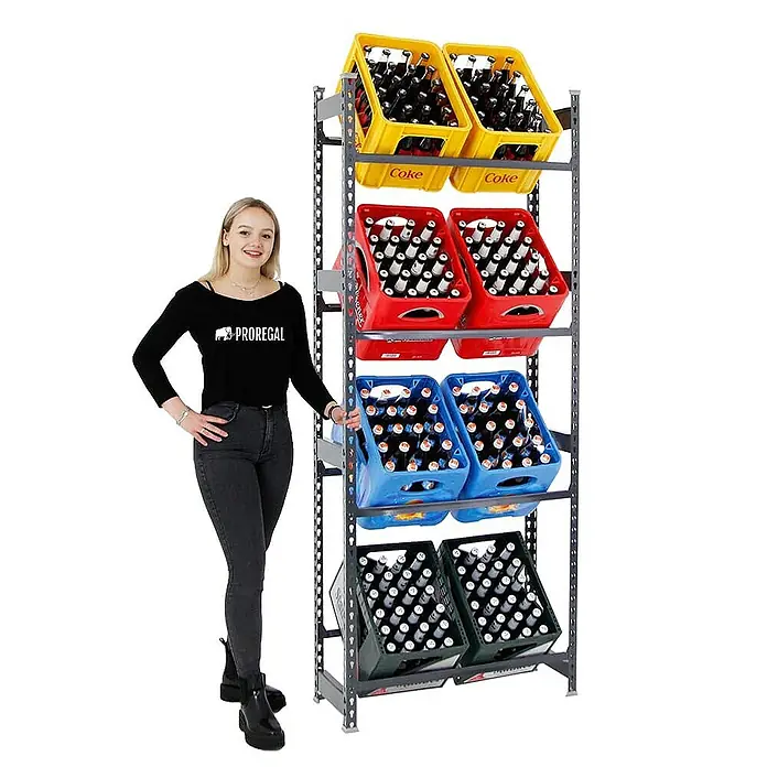 Proregal Getränkekistenregal HIGH BIG CAMEL - Traglast pro Boden: 100 kg, Anzahl Böden: 4 Stk., Stecken, Schwarz - Ein Regal mit vier Ebenen, gefüllt mit Getränkekisten in Gelb, Rot, Blau und Grün, daneben steht eine Frau.
