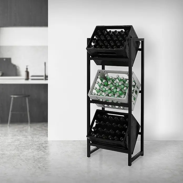 ML-Design Getränkekistenregal Kastenständer für 3 Kisten stabiles Standregal freistehend Stahl - H x B x T: 116,5 x 31 x 31 cm, Traglast pro Boden: 150 kg, Anzahl Böden: 3 Stk., Stecken, Anthrazit - Ein moderner Getränkehalter mit drei Ebenen, gefüllt mit Flaschen in schwarzen und grauen Kisten, ideal für stilvolle Aufbewahrung.