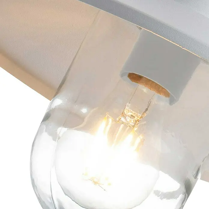 Elstead Außenwandleuchte Klampenborg - 50 W, 42 x 27,5 x 25,5 cm, Weiß, IP44 - Nahaufnahme einer klaren Glas-Aussenleuchte mit einer warm leuchtenden Glühbirne und einem weißen Rahmen.