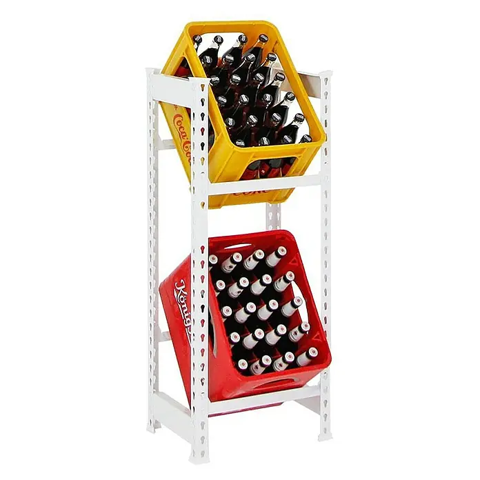 Proregal Getränkekistenregal CAMEL - H x B x T: 100 x 40 x 30 cm, Traglast pro Boden: 100 kg, Anzahl Böden: 2 Stk., Stecken, Weiß - Regal mit zwei Getränkekisten, eine gelbe Coca-Cola-Kiste oben und eine rote König-Kiste unten, beide gefüllt mit Glasflaschen.