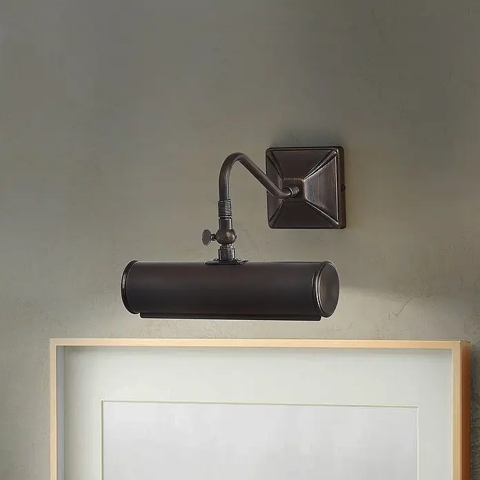 Elstead LED-Bilderleuchte - 40 W, L x B x H: 20 x 19 x 13,5 cm, Dark Bronze - Nahaufnahme einer bronzefarbenen Bilderleuchte, die an einer strukturierten Wand über einem gerahmten Bild montiert ist.