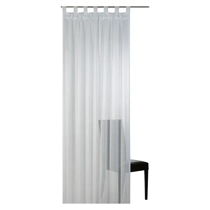 Elbersdrucke Schlaufenschal Effecto - 140 x 255 cm, 100 % Polyester, Weiß - Ein transparenter, weißer Vorhang hängt an einer Stange und verdeckt teilweise einen Stuhl. Der Vorhang ist leicht und luftig.
