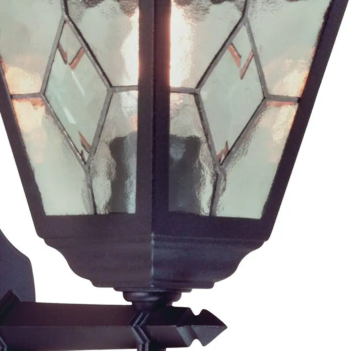 Elstead Außenwandleuchte Norfolk - 60 W, 26 x 45 x 45 cm, Schwarz, IP44, Up - Nahaufnahme einer dekorativen Außenwandleuchte mit verzierter Glasabdeckung und dunklem Metallrahmen.