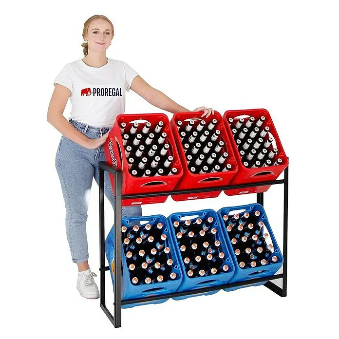 Proregal Getränkekistenregal Königssee - H x B x T: 82 x 105 x 32 cm, Traglast pro Boden: 100 kg, Anzahl Böden: 2 Stk., Schrauben, Schwarz - Regal mit roten und blauen Getränkekisten, gefüllt mit Flaschen. Ideal für die Lagerung und Präsentation von Getränken.