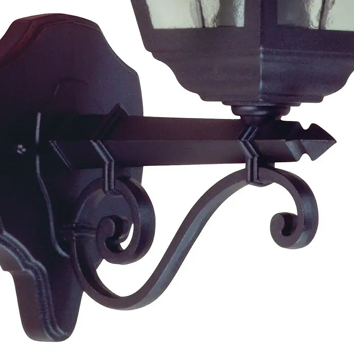 Elstead Außenwandleuchte Norfolk - 60 W, 26 x 45 x 45 cm, Schwarz, IP44, Up - Detailaufnahme einer eleganten, schmiedeeisernen Wandleuchte mit dekorativen Verzierungen und einem klassischen Design.