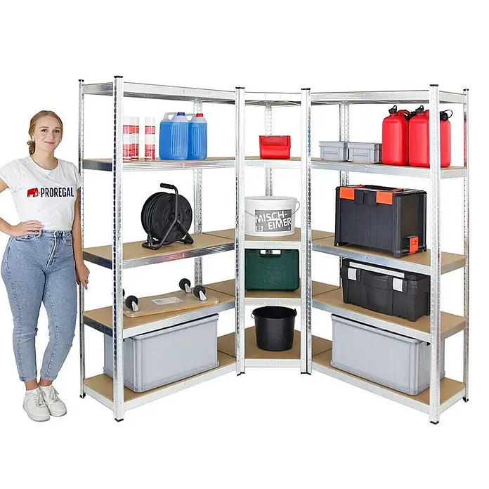 Proregal Eckregal Mega Deal Ragnar - Traglast pro Boden: 175 kg, Anzahl Böden: 5 Stk., Stecken, Verzinkt - Ein Eckregal mit mehreren Ebenen, beladen mit verschiedenen Gegenständen, steht neben einer Frau. Viel Stauraum durch das Regalsystem.