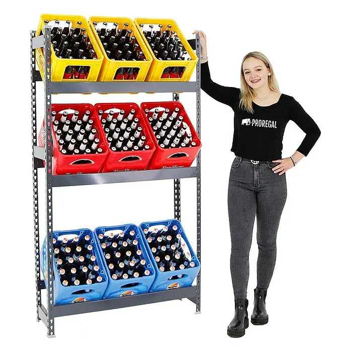 Proregal Getränkekistenregal BIG CAMEL - Traglast pro Boden: 100 kg, Anzahl Böden: 3 Stk., Stecken, Schwarz - Regal mit bunten Bierkästen und einer Frau, die daneben steht. Praktische Lagerlösung für Getränke in verschiedenen Farben.