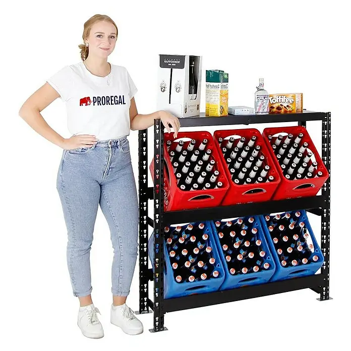 Proregal Getränkekistenregal Tegernsee XL - Traglast pro Boden: 100 kg, Anzahl Böden: 2 Stk., Stecken, Schwarz - Eine Frau steht neben einem schwarzen Regal mit roten und blauen Kisten, die mit Flaschen gefüllt sind, sowie einigen Artikeln auf der Oberseite.
