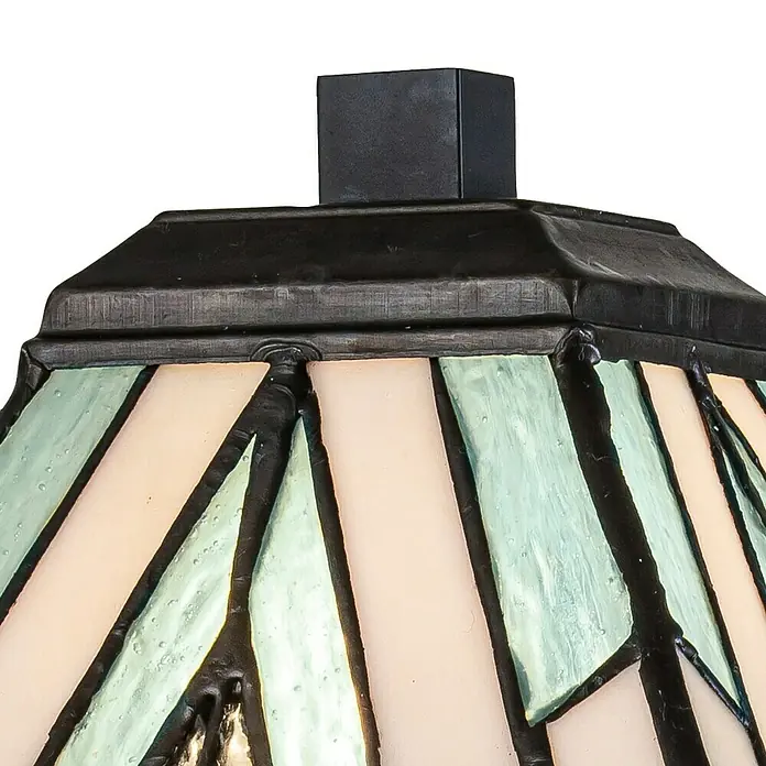 Elstead Alderley Tischleuchte Tiffany - 40 W, L x B x H: 20,6 x 20,6 x 35 cm, Braun, Beige, E14 - Nahaufnahme einer stilvollen Tiffany-Lampe mit grün-weißen Glasstücken und dunklen Metallakzenten, die ein warmes Licht verbreitet.