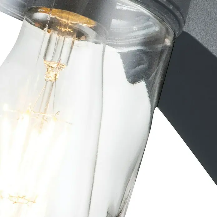 Elstead Außenwandleuchte Portofino - 60 W, 24,7 x 19,7 x 19,7 cm, Grau, IP44 - Nahaufnahme einer eleganten Glühbirne in einem durchsichtigen Glasgehäuse, das ein warmes, einladendes Licht ausstrahlt.
