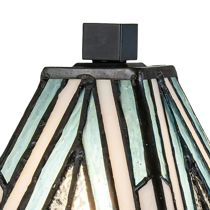 Elstead Alderley Tischleuchte Tiffany - 40 W, L x B x H: 13,8 x 13,8 x 32,3 cm, Braun, Beige, E14 - Detailansicht einer Tiffany-Tischlampe mit blau-weißen Glasstreifen und dunklem Metallfuß, die das dekorative Design hervorhebt.