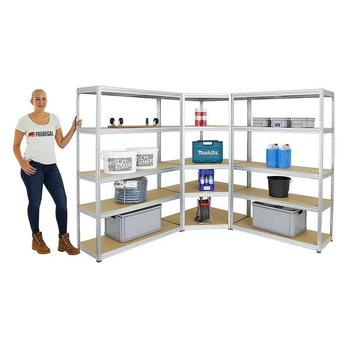 Proregal Eckregal Mega Deal + 2x Schwerlastregal Big Elephant S - Traglast pro Boden: 250 kg, Anzahl Böden: 5 Stk., Stecken, Verzinkt - Eine junge Frau posiert neben einem Eckregal mit fünf Ebenen, das mit verschiedenen Artikeln gefüllt ist.