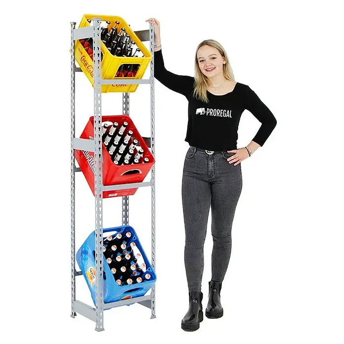 Proregal Getränkekistenregal BIG CAMEL - Traglast pro Boden: 100 kg, Anzahl Böden: 3 Stk., Stecken, Grau - Das Proregal Getränkeregal ist ein Metallregal mit drei schrägen Ebenen, die mit Getränkekisten in Gelb, Rot und Blau gefüllt sind.