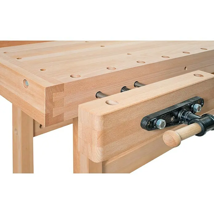 Ramia Hobelbank Premium Monster - L x B: 2.120 x 790 mm, Arbeitshöhe: 870 mm, Holz - Nahaufnahme einer Hobelbank aus Holz mit Schraubstock und Lochreihen, ideal für präzise Werkstattarbeiten.