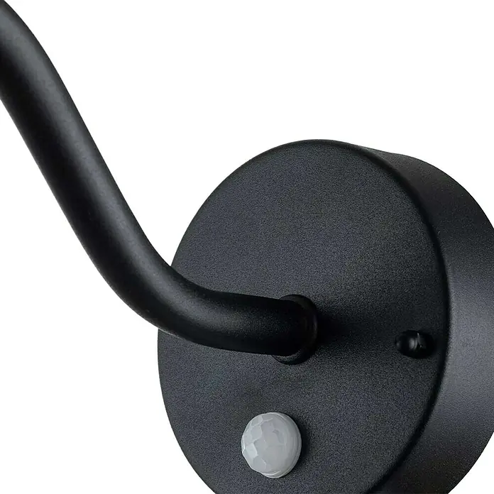 Elstead Außenwandleuchte Klampenborg - 60 W, 31,8 x 31,8 x 31,8 cm, Schwarz, IP44 - Nahaufnahme einer schwarzen Wandleuchte mit Bewegungssensor und gebogenem Arm. Elegantes Design für moderne Innenräume.