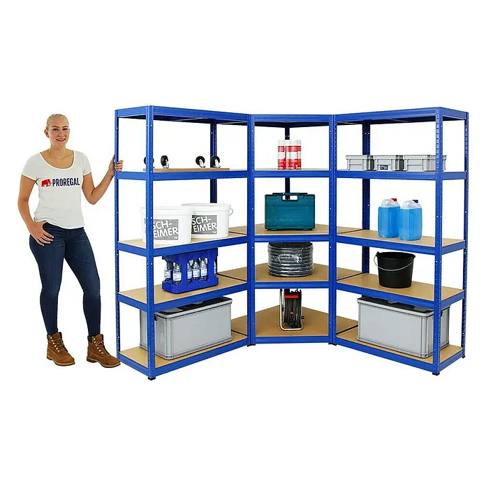 Proregal Eckregal Mega Deal + 2x Schwerlastregal Slim Elephant S - Traglast pro Boden: 250 kg, Anzahl Böden: 5 Stk., Stecken, Blau - Blaues Eckregal mit fünf Regalböden, beladen mit diversen Gegenständen, daneben eine Frau für Größenvergleich.