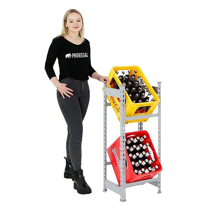 Proregal Getränkekistenregal AMMERSEE - H x B x T: 100 x 40 x 30 cm, Traglast pro Boden: 100 kg, Anzahl Böden: 2 Stk., Stecken, Grau - Eine Frau steht neben einem Getränkeregal mit zwei Getränkekästen. Das Regal ist aus Metall, die Kästen sind mit Getränkeflaschen gefüllt.