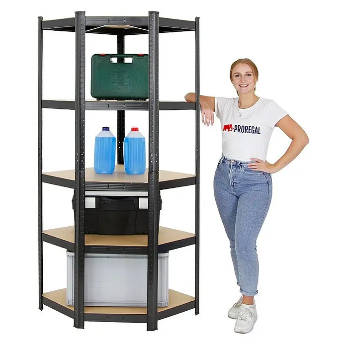 Proregal Eckregal Ragnar - H x B x T: 180 x 70 x 40 cm, Traglast pro Boden: 175 kg, Anzahl Böden: 5 Stk., Stecken, Schwarz - Eckregal mit fünf Böden, beladen mit Werkzeugkiste, Kanistern und Boxen, daneben steht eine Frau.