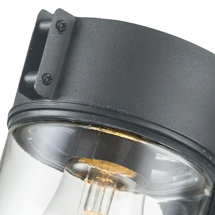 Elstead Außenwandleuchte Portofino - 60 W, 24,7 x 19,7 x 19,7 cm, Grau, IP44 - Nahaufnahme einer modernen Außenleuchte mit klarem Glas und einem grauen Gehäuse. Das Licht scheint warm und einladend.