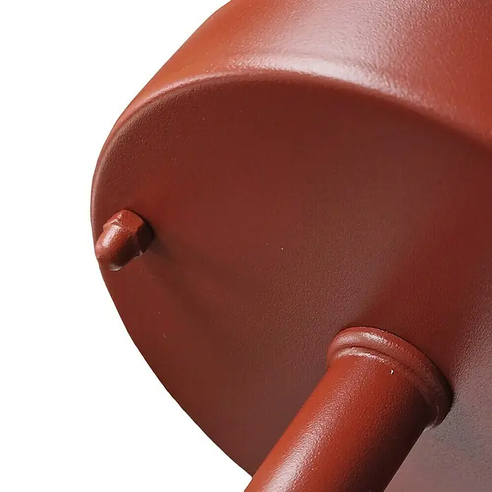 Elstead Außenwandleuchte Klampenborg - 60 W, 31,8 x 31,8 x 31,8 cm, Oxide Red, IP44 - Detailansicht einer braunen Metallkonstruktion mit sichtbaren Schweißnähten und Bolzen, die die Robustheit und handwerkliche Qualität hervorhebt.