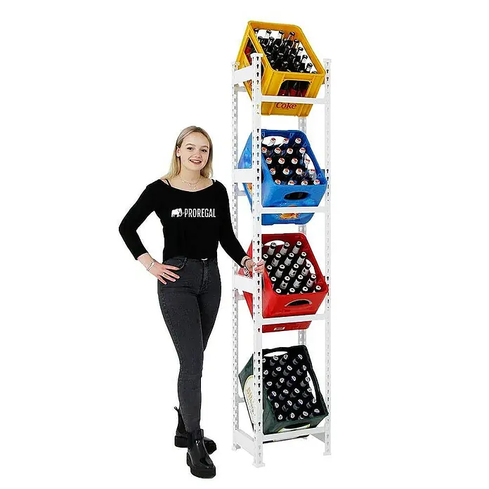 Proregal Getränkekistenregal HIGH BIG CAMEL - Traglast pro Boden: 100 kg, Anzahl Böden: 4 Stk., Stecken, Weiß - Ein Regal mit farbigen Getränkekisten und einer Frau daneben. Das Regal ist weiß und die Kisten sind gelb, blau, rot und grün.