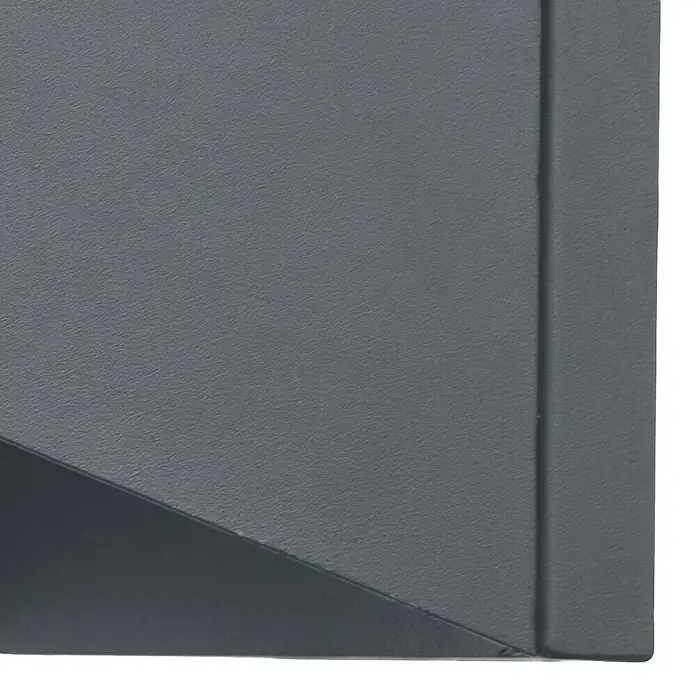 Elstead Außenwandleuchte Porto - 60 W, 18,5 x 18,8 x 18,8 cm, Grau, IP44 - Nahaufnahme einer modernen, grauen Wandleuchte, die ein sanftes, indirektes Licht ausstrahlt und eine minimalistische Ästhetik betont.