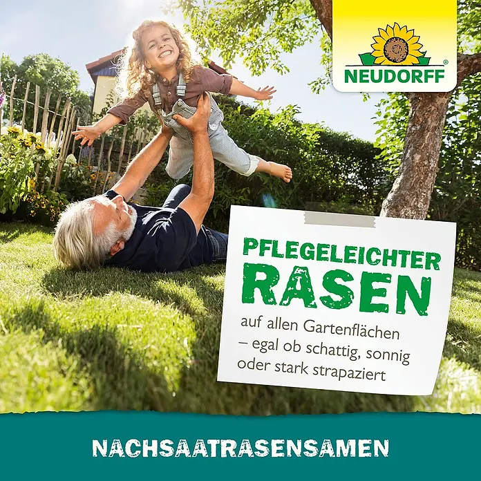 Neudorff Nachsaat-Rasen - 1 kg, 50 m² - Vater und Kind spielen auf dem Rasen, im Vordergrund Werbung für Neudorff Rasensamen für pflegeleichten Rasen.