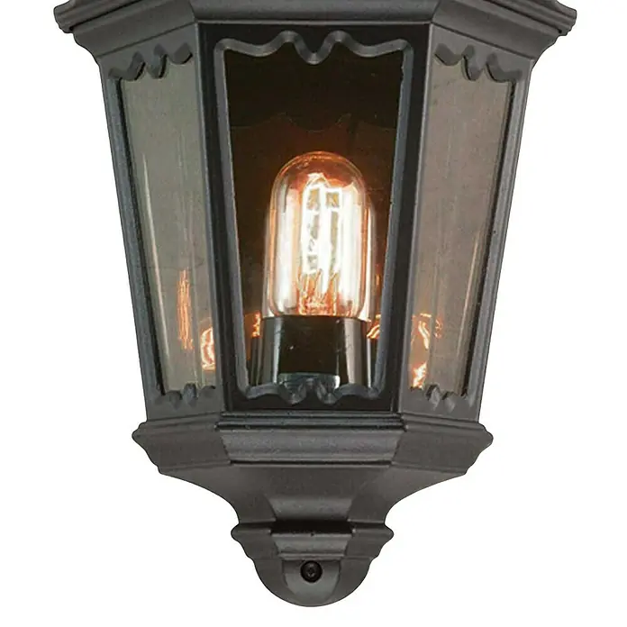 Elstead Außenwandleuchte Medstead - 60 W, 14 x 44,5 x 44,5 cm, Schwarz, IP44, Ohne Bewegungsmelder - Nahaufnahme einer eleganten Außenleuchte mit antiker Glühbirne, die warmes Licht spendet und eine gemütliche Atmosphäre schafft.