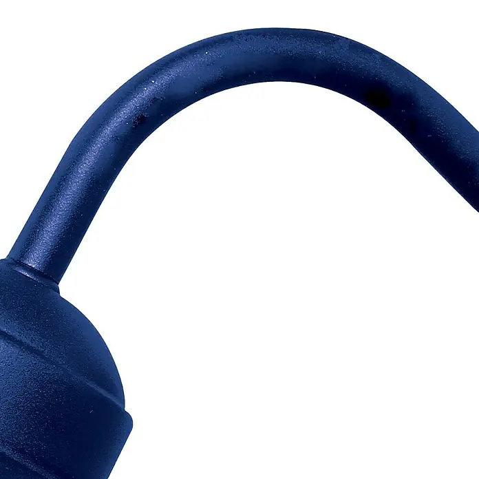Elstead Außenwandleuchte Klampenborg - 60 W, 31,8 x 31,8 x 31,8 cm, Navy Blue, IP44 - Nahaufnahme eines blauen Schlauchs mit Düse, der sich bogenförmig nach oben windet.