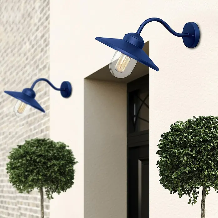 Elstead Außenwandleuchte Klampenborg - 60 W, 31,8 x 31,8 x 31,8 cm, Navy Blue, IP44 - Blaue Schirmwandleuchte im Freien mit dekorativer Glühbirne und abgerundetem Schwanenhals-Design, montiert auf einer weißen Wand.