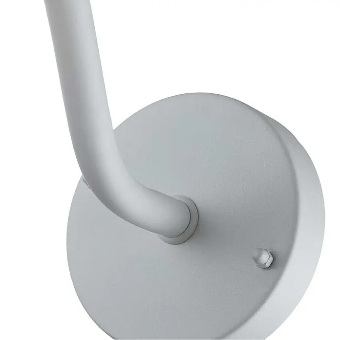 Elstead Außenwandleuchte Klampenborg - 60 W, 31,8 x 31,8 x 31,8 cm, Weiß, IP44 - Nahaufnahme einer grauen Wandleuchte mit einem gebogenen Arm, die ein modernes und minimalistisches Design zeigt.
