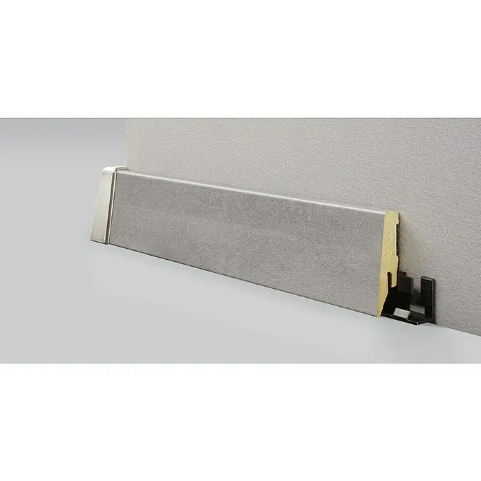 LOGOCLIC Sockelleiste K58 C Oxyd - 260 cm x 18 mm x 58 mm, MDF - Graue Sockelleiste mit Metalleinfassung und schwarzer Halterung. Diese Sockelleiste bietet eine stilvolle Ergänzung für jeden Raum.