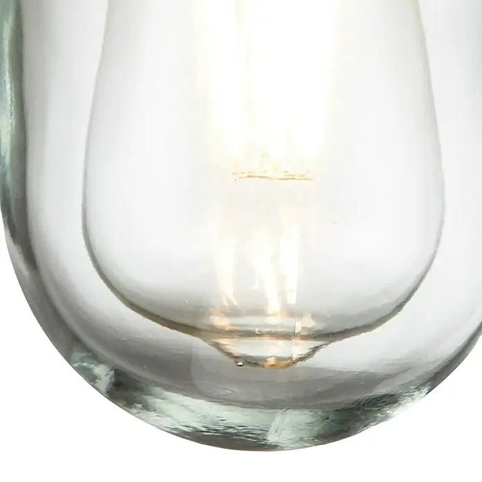 Elstead Außenwandleuchte Porto - 60 W, 18,5 x 18,8 x 18,8 cm, Grau, IP44 - Nahaufnahme einer klaren Glühbirne mit Glühfaden und einem durchsichtigen Glaskolben, der ein warmes, einladendes Licht ausstrahlt.