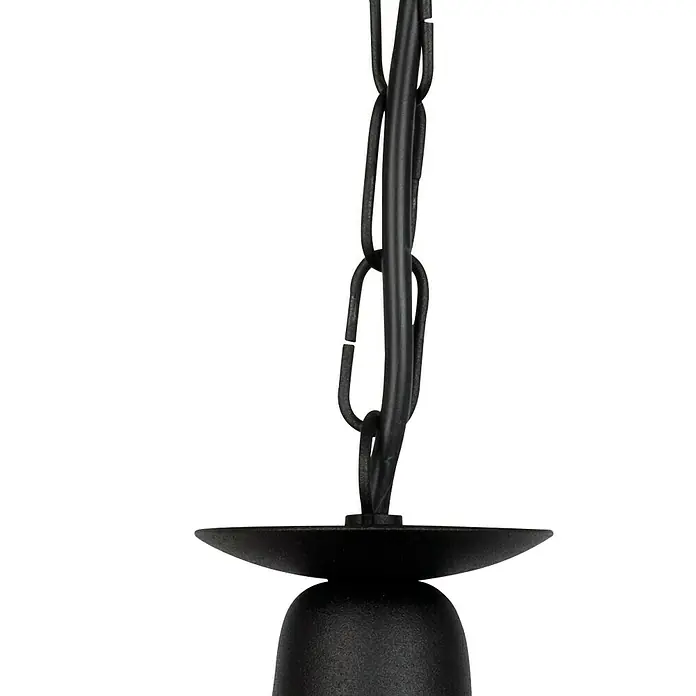 Elstead Pendelleuchte Minster - 60 W, L x B x H: 37 x 37 x 34,5 cm, Schwarz, E14 - Nahaufnahme einer schwarzen Pendelleuchte mit filigraner Kette, die einen Hauch von industriellem Charme und minimalistischer Eleganz ausstrahlt.