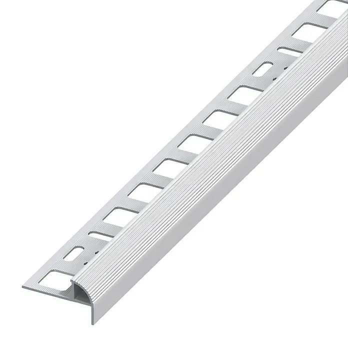 Treppenkantenprofil - Aluminium, Silber, 2,5 m x 12,5 mm, Eloxiert - Nahaufnahme eines silbernen Treppenkantenprofils mit geriffelter Oberfläche und rechteckigen Aussparungen. Geeignet für den Innenbereich und Treppen.