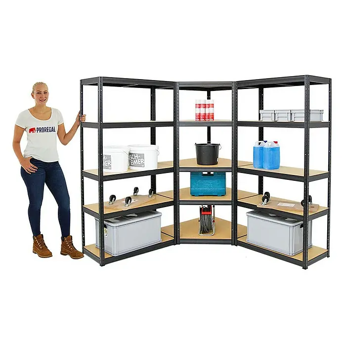Proregal Eckregal Mega Deal + 2x Schwerlastregal Slim Elephant S - Traglast pro Boden: 250 kg, Anzahl Böden: 5 Stk., Stecken, Schwarz - Bild eines Eckregalsystems aus Metall mit Holzregalböden, das mit diversen Gegenständen befüllt ist. Eine Frau steht daneben.