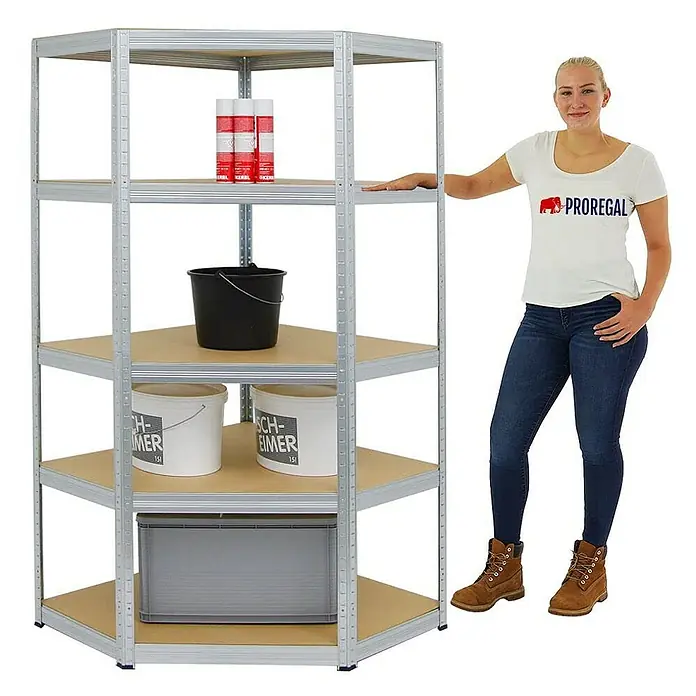 Proregal Eckregal Slim Elephant - Traglast pro Boden: 250 kg, Anzahl Böden: 5 Stk., Stecken, Verzinkt - Eckregal mit fünf Böden, beladen mit Farbe, Eimer und einer Box. Eine Frau steht daneben.