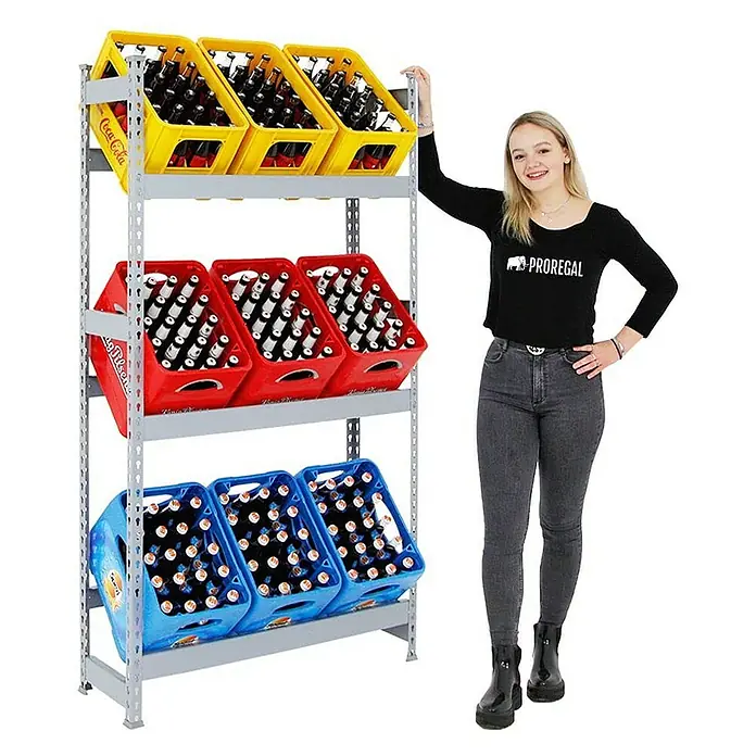 Proregal Getränkekistenregal BIG CAMEL - Traglast pro Boden: 100 kg, Anzahl Böden: 3 Stk., Stecken, Grau - Ein Regal mit gelben, roten und blauen Getränkekisten, gefüllt mit Flaschen.