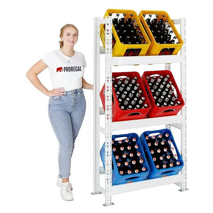 Proregal Getränkekistenregal Tegernsee - Traglast pro Boden: 100 kg, Anzahl Böden: 2 Stk., Stecken - Regal mit farbigen Bierkisten. Das Regal mit gelben, roten und blauen Kästen ist ideal für die Lagerung und Präsentation von Getränken.