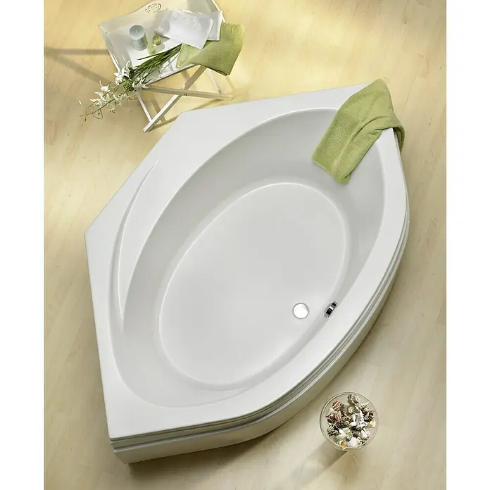 Ottofond Eckbadewanne Almeria - L x B: 150 x 150 cm, Sanitäracryl, Weiß - Ein modernes, weißes Eckbadewannen-Design mit Handtüchern und dekorativen Elementen, das eine entspannende Badezimmeratmosphäre schafft.