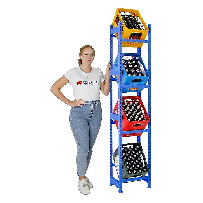 Proregal Getränkekistenregal HIGH BIG CAMEL - Traglast pro Boden: 100 kg, Anzahl Böden: 4 Stk., Stecken, Blau - Regal mit Getränkekisten in verschiedenen Farben mit vollen Glasflaschen, daneben steht eine junge Frau.