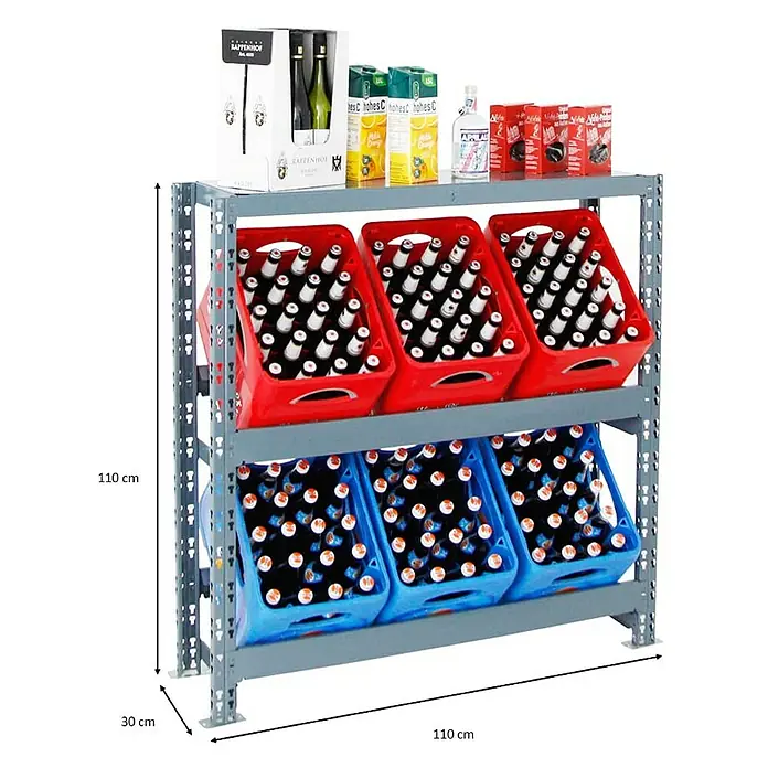 Proregal Getränkekistenregal Tegernsee XL - Traglast pro Boden: 100 kg, Anzahl Böden: 2 Stk., Stecken, Grau - Ein Regal mit Getränkekisten, gefüllt mit Flaschen. Die Maße sind 110 cm Höhe, 30 cm Tiefe und 110 cm Breite.