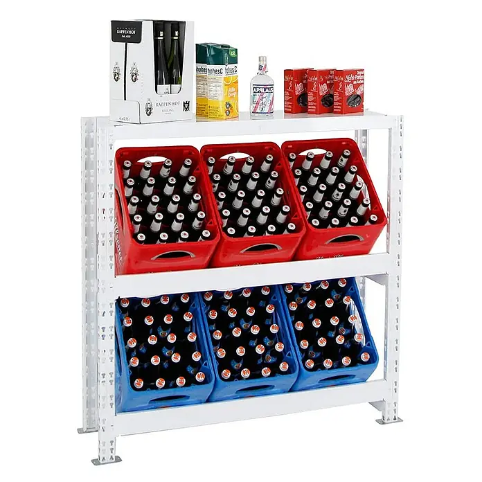 Proregal Getränkekistenregal Tegernsee XL - H x B x T: 110 x 110 x 30 cm, Traglast pro Boden: 100 kg, Anzahl Böden: 2 Stk., Stecken, Weiß - Abbildung eines Regals mit roten und blauen Kisten voller Getränkeflaschen, daneben andere Produkte wie Saft und Wein.