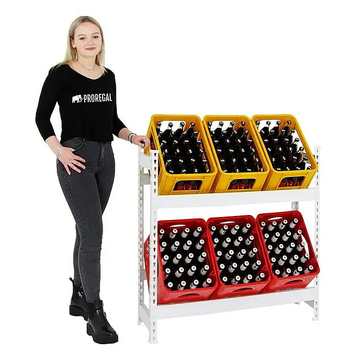 Proregal Getränkekistenregal CAMEL - Traglast pro Boden: 100 kg, Anzahl Böden: 2 Stk., Stecken, Weiß - Regal mit gelben und roten Bierkisten auf zwei Ebenen, präsentiert von einer Frau. Ideal für die Lagerung und Präsentation von Getränken.